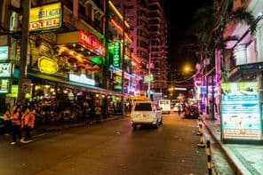 Ulica Burgos v meste Makati, Manila, Filipíny.