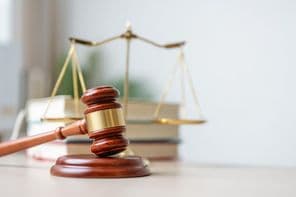 Drevené kladivko na drevenej platforme.