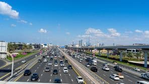 Diaľnice, rýchlostné cesty, diaľnice a križovatky v Dubaji, Spojené arabské emiráty.