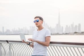 Šťastný mužský programátor na voľnej nohe.