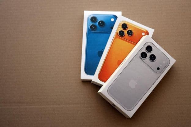 Apple iPhone 17 Pro Max strieborná krabica a ďalšie modely iPhone.