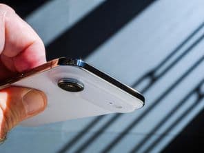 Ruka držiaca nový smartfón Apple iPhone Air.