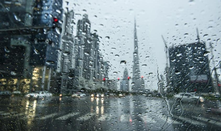 Dažďové kvapky v Dubaji, rozmazaný obrázok, Burj Khalifa cez dažďové okno.