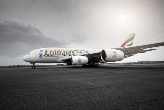 Lietadlo Emirates stojace na dráhe.