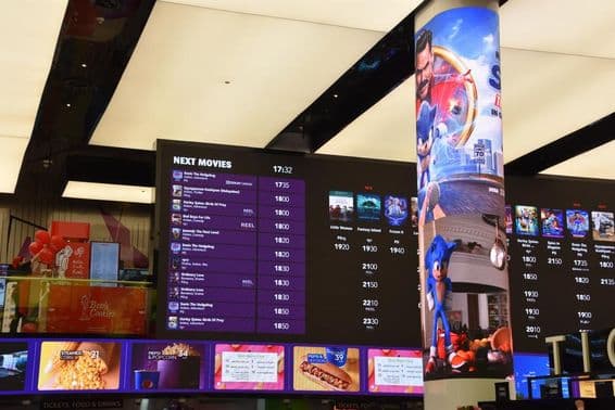 Kino programy zobrazené v Dubai Mall ukazujúce časy a miesta filmov.