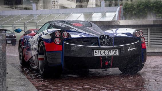 Auto Pagani na ceste, pripravené na odjazd.