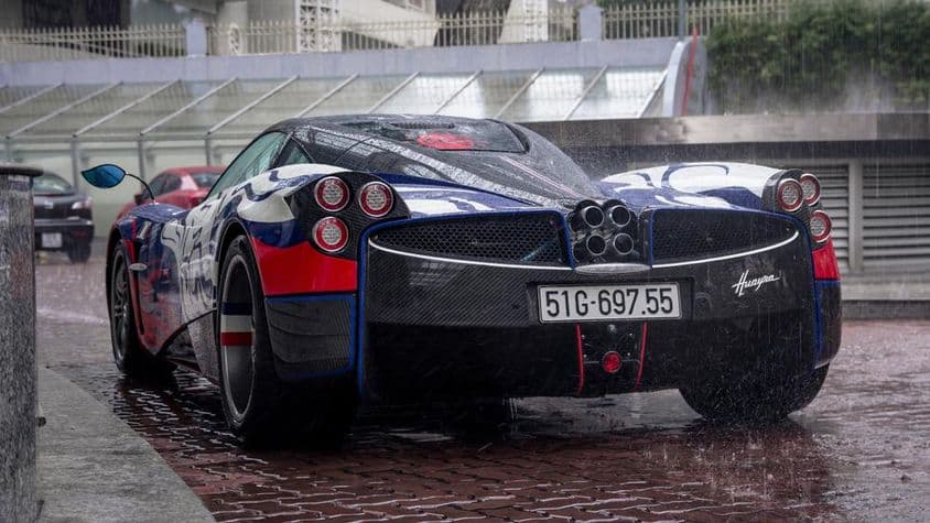 Auto Pagani na ceste, pripravené na odjazd.