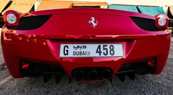 Ferrari so trojmiestnou poznávacou značkou.