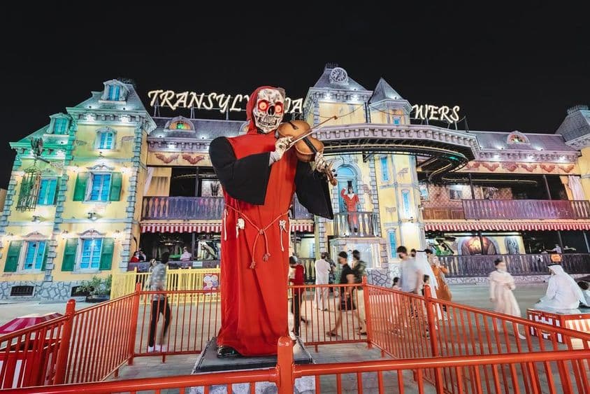 Strašidelný dom v štýle Draculovho hradu v Transylvánii v zábavnom parku Global Village v Dubaji.
