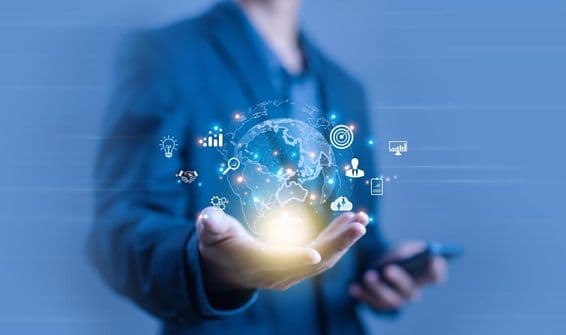 Osoba drží digitálnu projekciu v tvare zemegule.