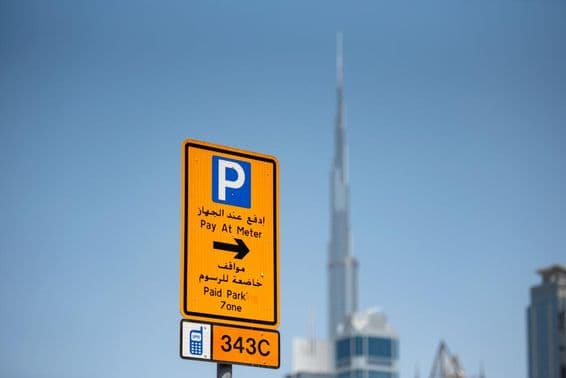 Parkovacia značka s kódom zóny, Burj Kalifa v pozadí.
