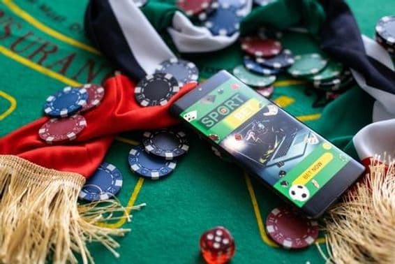 Vlajka SAE na rulete medzi žetónmi.