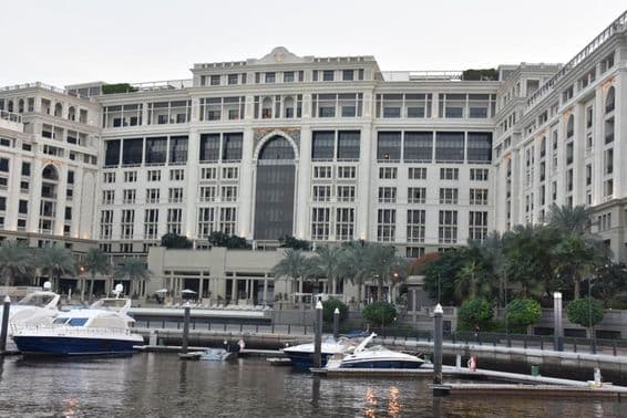 Dubajský hotel Palazzo Versace, s motorovými člnmi vlnkujú sa v blízkosti.