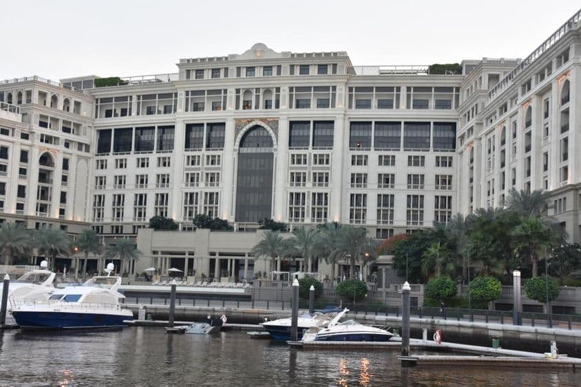 Dubajský hotel Palazzo Versace, s motorovými člnmi vlnkujú sa v blízkosti.