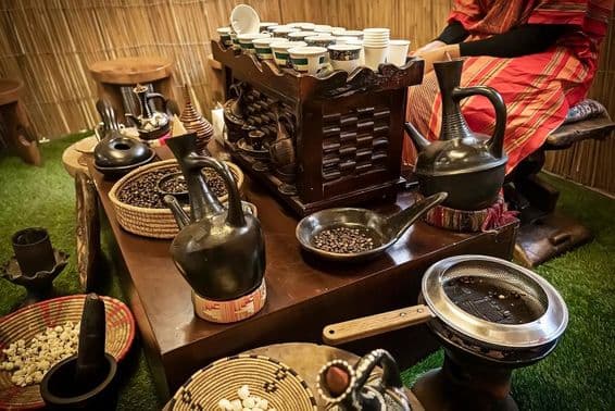 Arabská kaviareň, kanvička na kávu a šálka na stole, arabský štýl kávy.