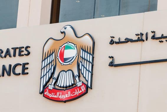 Logo na budove Ministerstva financií Spojených arabských emirátov.