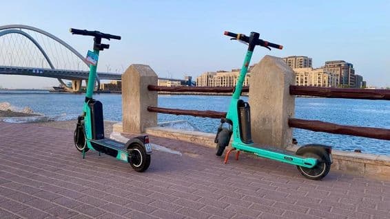 Dubajský elektrický skúter pri oceáne.