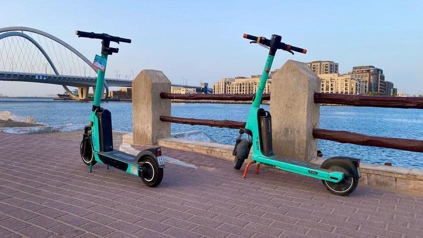 Dubajský elektrický skúter pri oceáne.