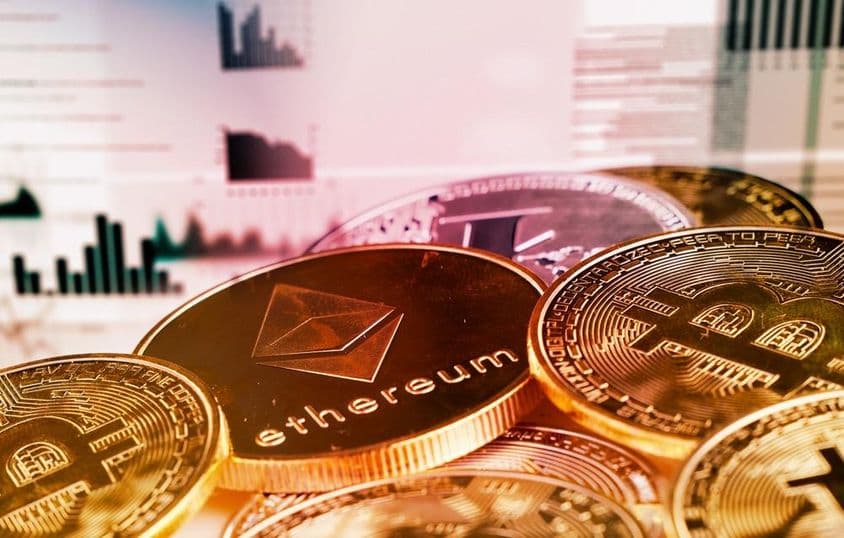 Kryptografické mince, Bitcoin a Ethereum.