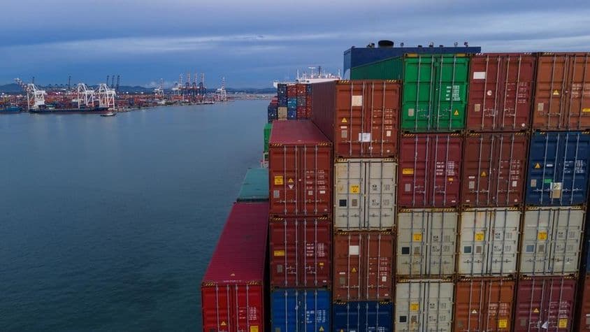 Naľavo je vidno záliv námorného prístavu, napravo naskladané kontajnery.