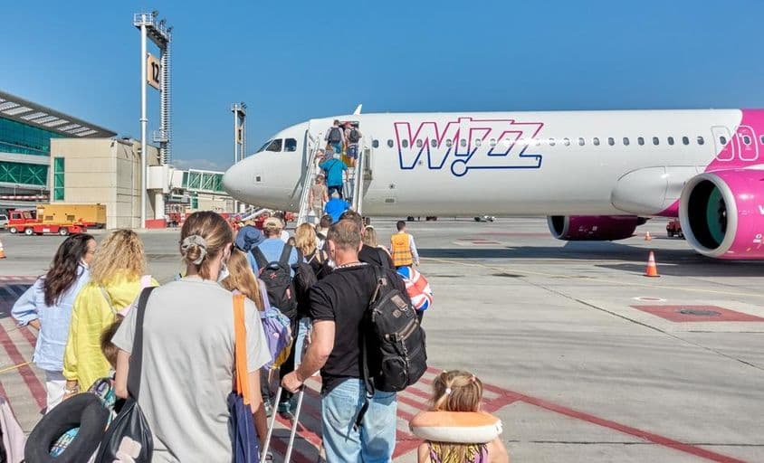 Cestujúci nastupujúci na lietadlo Wizz Air.