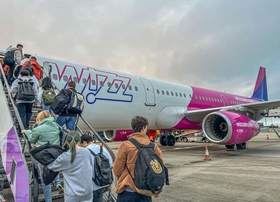 Cestujúci nastupujúci do lietadla Wizz Air.