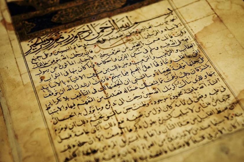 Staré arabské písmo v knihe.
