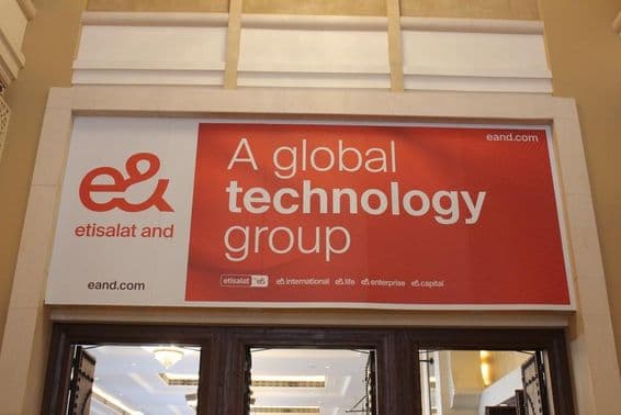Reklama spoločnosti Etisalat nad obchodom so skleneným vstupom.