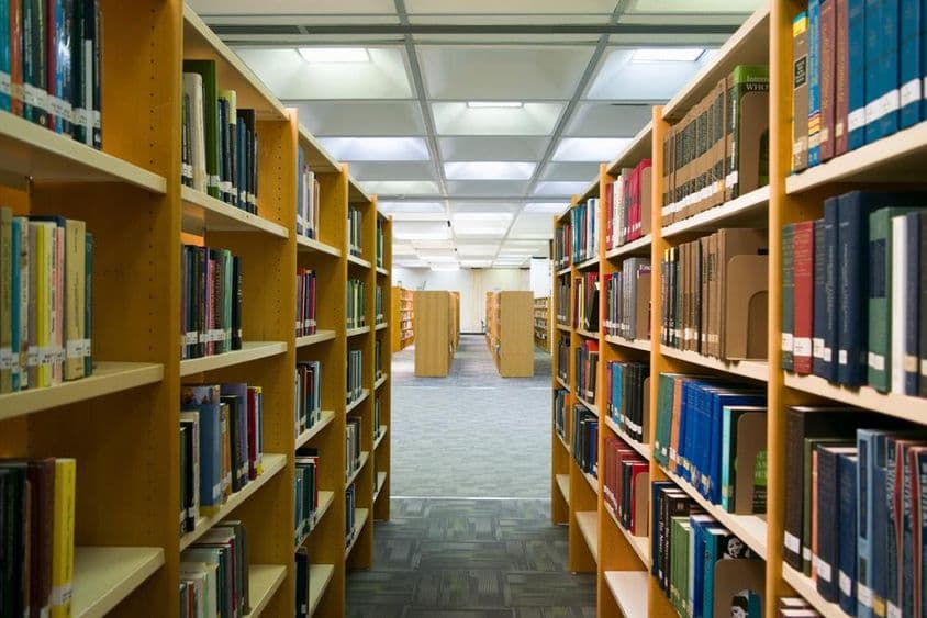 Viditeľná knižnica s policami plnými kníh.