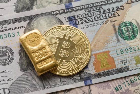 Investičná zlatá tehlička a mince Bitcoinu na bankovke 100 dolárov.