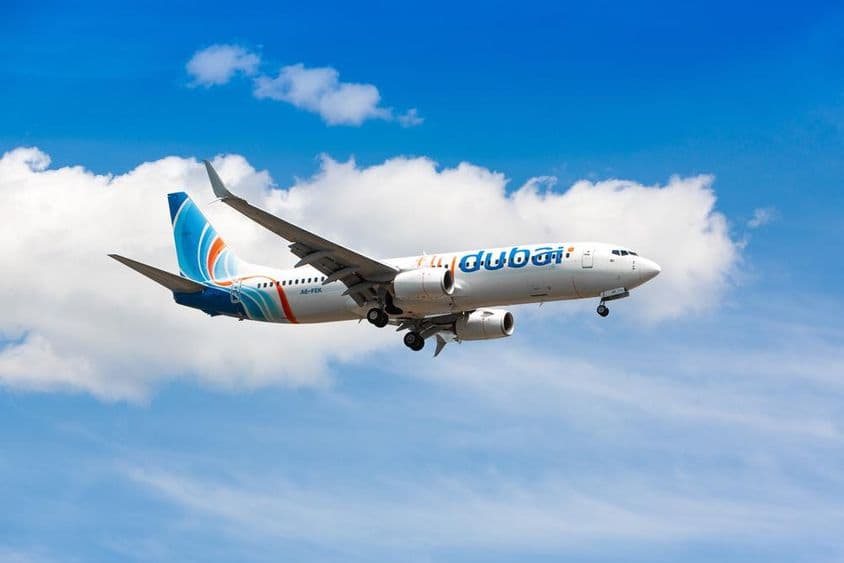 Flydubai lietadlo letiace po oblohe.
