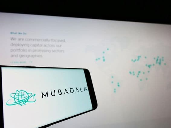Mubadala zobrazená na telefóne.