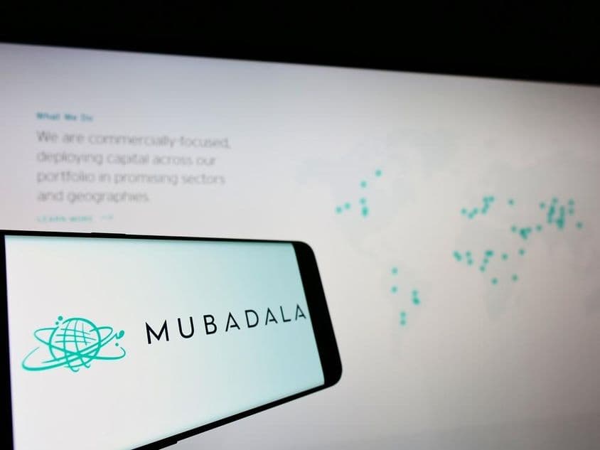 Mubadala zobrazená na telefóne.