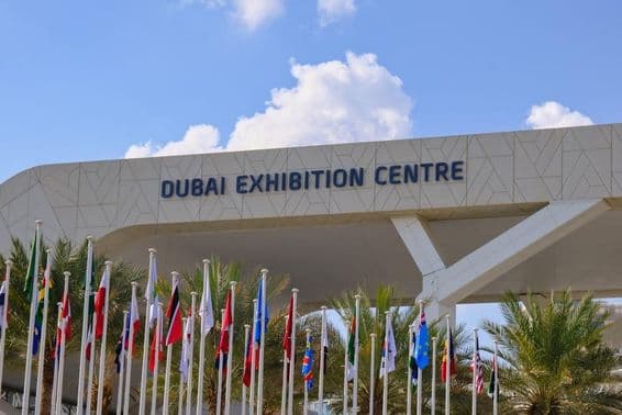 Dubajské výstavné centrum s vlajkami v popredí.