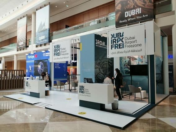 Výstava v zóne voľného obchodu na letisku v Dubaji v miestnosti.