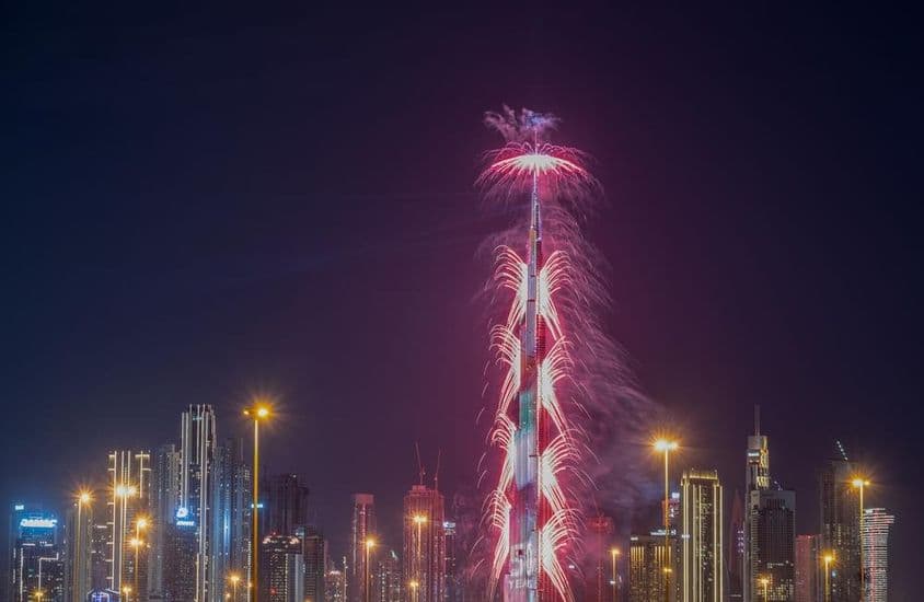 Ohňostroje na Silvestra na Burj Khalifa s ďalšími osvetlenými mrakodrapmi.