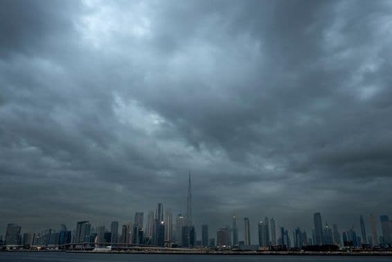 Zamračená obloha s pozadím mrakodrapov, v strede Burj Khalifa.
