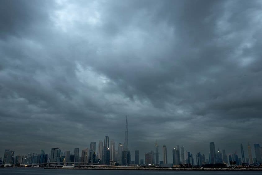 Zamračená obloha s pozadím mrakodrapov, v strede Burj Khalifa.