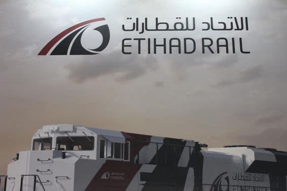 Môžete vidieť vlak Etihad Rail.