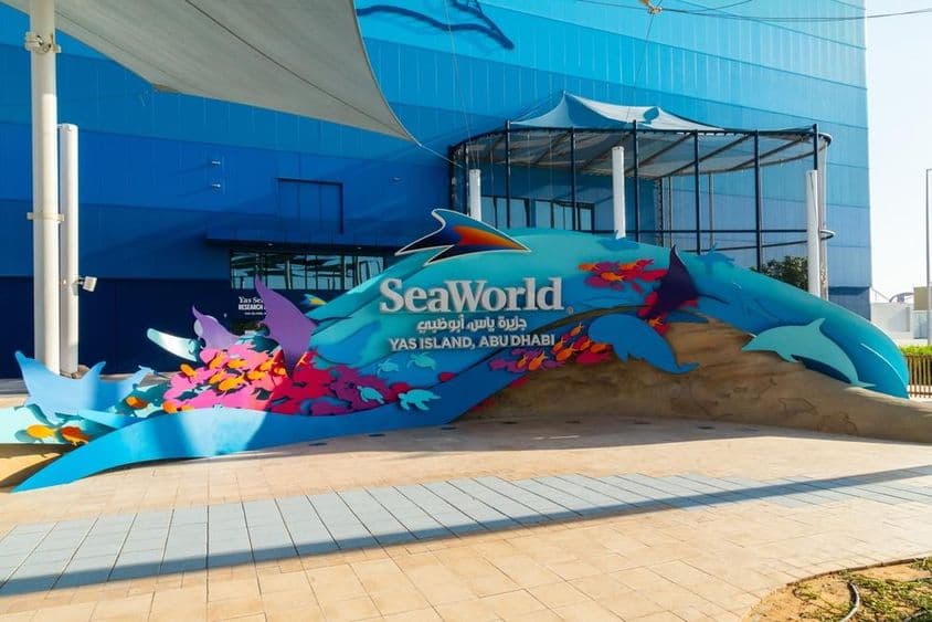 Vstup do SeaWorldu v Abú Zabí s veľrybou.