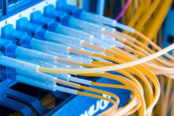 Optické pripojenia nakonfigurované v patch paneli.