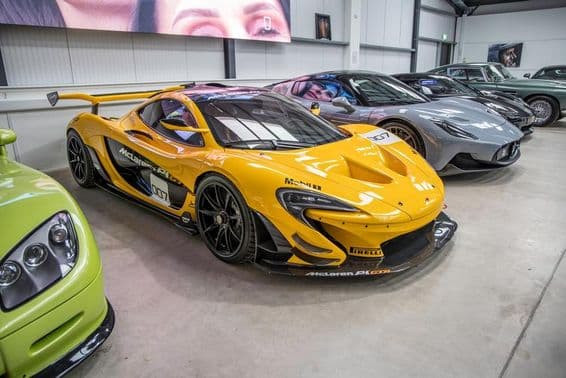 McLaren a ďalšie autá zaparkované v garáži.