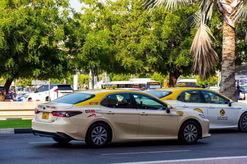 Dubajský taxík na ceste.