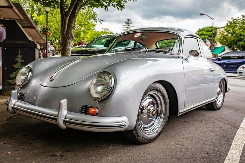 Porsche 356A je zaparkované pod stromom.