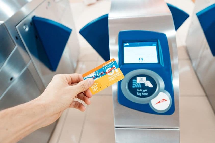 Osoba držiaca limitovanú 10. výročnú Nol kartu pri používaní v metre.