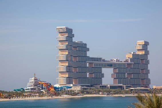 Rezidencia Royal Atlantis Resort v hoteli The Palm s viditeľnými šmýkačkami zvnútra.