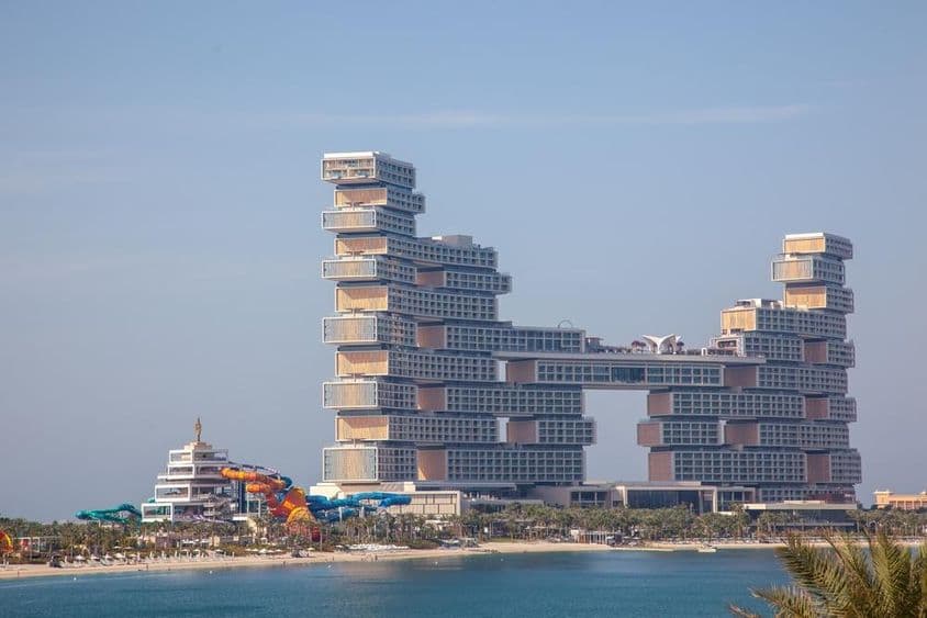 Rezidencia Royal Atlantis Resort v hoteli The Palm s viditeľnými šmýkačkami zvnútra.