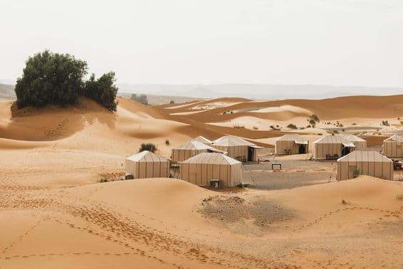 Dubajská zimná kempovacia sezóna, budovy v púšti.