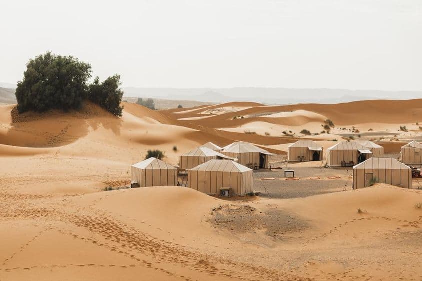 Dubajská zimná kempovacia sezóna, budovy v púšti.