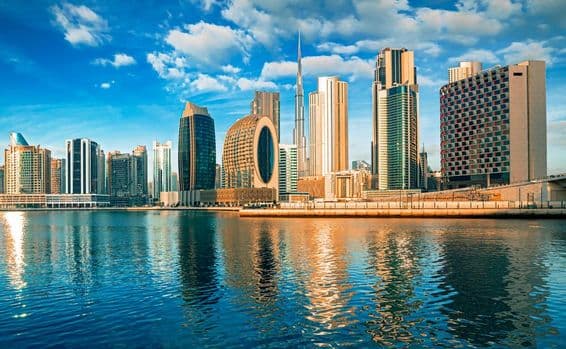 Dubajské mrakodrapy s vodou v popredí, Burj Khalifa v pozadí.